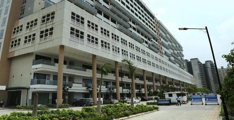Sushma Infinium, the finished building seen from the road with its colonnade